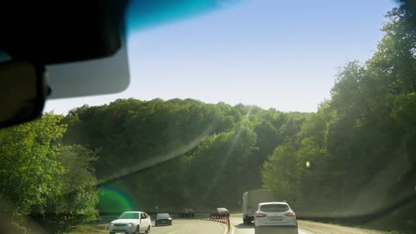 Kilátás az autó szélvédő. mozgás az úton A-147, nap, augusztus 22-én 2018-ban. szerkesztői. 4k, lassú mozgás — Stock videók
