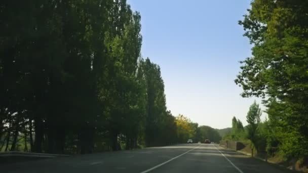 Vista desde el parabrisas de los coches. movimiento en la carretera A-147, día, 22 de agosto de 2018. editorial. 4k, cámara lenta — Vídeos de Stock