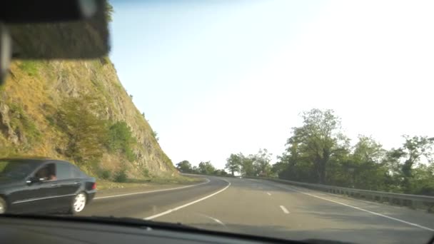 Vista desde el parabrisas de los coches. movimiento en la carretera A-147, día, 22 de agosto de 2018. editorial. 4k, cámara lenta — Vídeos de Stock