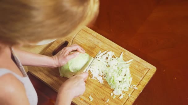 여성 손 칼으로 양배추를 잘라입니다. 야채 스튜 요리 야채 혼합입니다. 위에서 볼 수 있습니다. 4 k, 건강 한 식습관과 수확의 개념. — 비디오