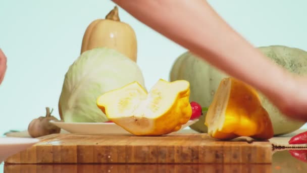 女性の手がナイフ patisson でカットします。野菜のシチューを料理用の野菜の混合物。背景色です。4 k、健康的な食事と収穫の概念. — ストック動画