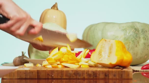 Wyciąć z patison nóż kobiece dłonie. Mieszanka warzyw do gotowania gulasz. kolor tła. 4k, pojęcie zdrowego odżywiania i zbiorów. — Wideo stockowe