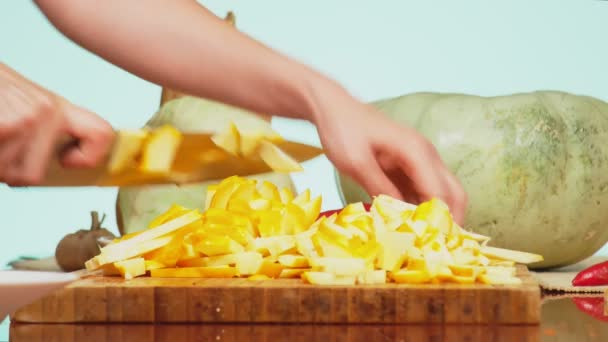 Mãos femininas cortadas com uma faca patisson. mistura de legumes para cozinhar guisado de legumes. cor de fundo. 4k, o conceito de alimentação saudável e colheita . — Vídeo de Stock