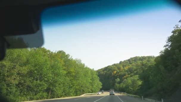 Pohled z čelního skla auta. pohyb na silnici A-147, den, 22 srpna 2018. úvodník. 4k, pomalý pohyb — Stock video