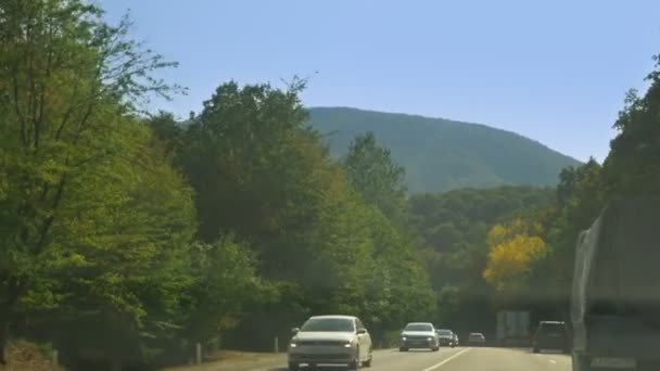 Вид з вітрового скла автомобілів. рух по дорозі А-147, день, 22 серпня 2018 року. Редакція. 4k, повільний рух — стокове відео
