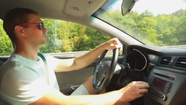 Joven Guapo Con Gafas Sol Conduciendo Coche Conducir Vacaciones Naturaleza — Vídeo de stock