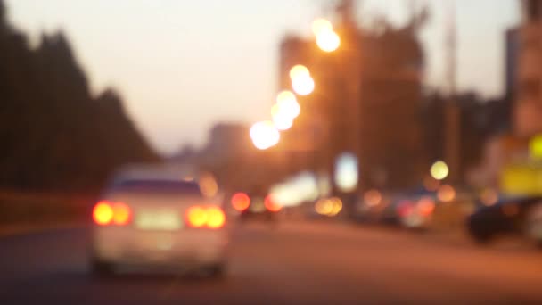 Conduciendo de noche. Ver el parabrisas y los coches borrosos en la ciudad. ventana del coche delantero con un tráfico de la ciudad borrosa en las calles de la ciudad. 4k — Vídeos de Stock