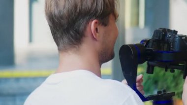 Operatör Steadicam kayıt video ile. 4k, operatör bir kız parkta dans video vuruyor.