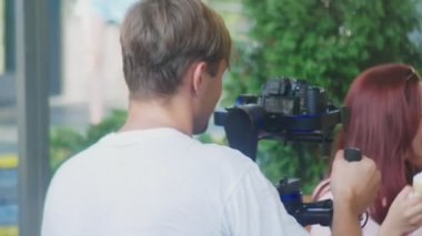 Operatör Steadicam kayıt video ile. 4k, operatör bir kız parkta dans video vuruyor.