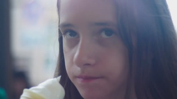 Adolescente mangeant de la crème glacée dans un cône, en plein air. 4k, gros plan . — Video