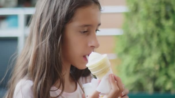 Meisje tiener eten van ijs in een kegel, buiten. 4k, close-up. — Stockvideo