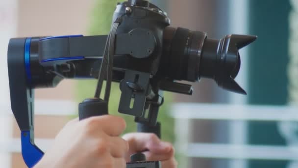 Operator met Steadicam opnemen van video. 4k, close-up — Stockvideo