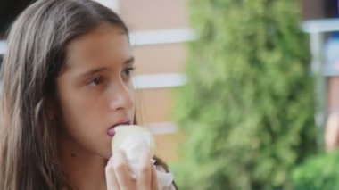 dondurma koni, açık yemek kız Genç. 4k, yakın çekim.
