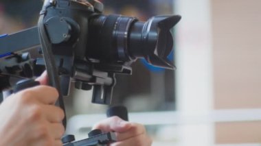 Operatör Steadicam kayıt video ile. 4k, operatör bir kız parkta dans video vuruyor.