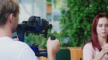 Operatör Steadicam kayıt video ile. 4k, operatör bir kız video vuruyor. Bulanıklaştırma