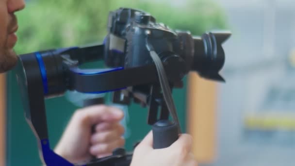 Τελεστής με Steadicam εγγραφής βίντεο. 4k, χειριστής πυροβολεί ένα βίντεο από ένα κορίτσι που χορεύει στο πάρκο — Αρχείο Βίντεο