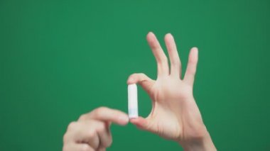 yakın çekim, eller bir tampon yeşil bir arka plan üzerinde tutun. 4k, ağır çekim