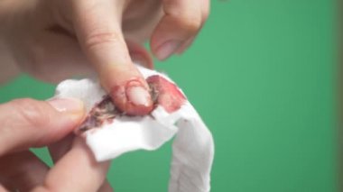 yakın çekim, bir parmak bir womans elde. 4k, ağır çekim, yeşil renkli. sosları değiştirmek.
