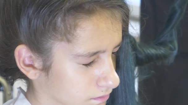 Acercamiento, peluquero profesional. proceso de pintar el cabello de una chica morena con un tónico tonificante para el cabello. Color azul. peinado del pelo, rizos . — Vídeo de stock
