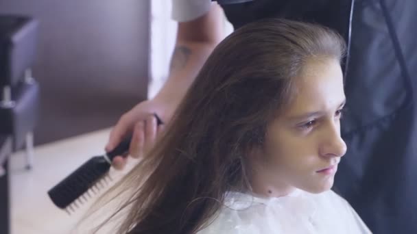 Acercamiento, peluquero profesional. proceso de pintar el cabello de una chica morena con un tónico tonificante para el cabello. secar el cabello con un secador de pelo, cámara lenta — Vídeos de Stock