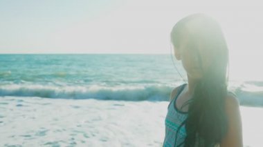 Rüzgar, dalgalar deniz bir fırtına sırasında bir çerçevede bir geliştirme uzun mavi saçlı güzel esmer kız. Özgürlük, yaratıcılık, gizem. 4k, ağır çekim