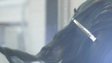 yakın çekim, profesyonel kuaför. saç için tonlama bir tonik esmer bir kızla saç boyama işlemi. Mavi renkli. saç şekillendirme, bukleler.