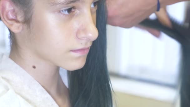 Close-up, Cabeleireiro profissional. processo de pintar o cabelo de uma menina morena com um tónico tonificante para o cabelo. Cor azul. penteado, cachos . — Vídeo de Stock