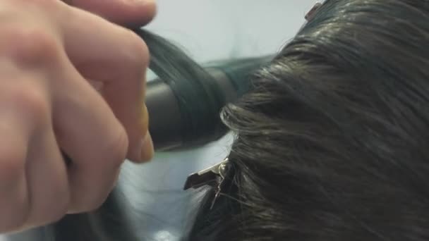 Крупный План Профессиональный Парикмахер Процесс Покраски Волос Брюнетки Тоником Волос — стоковое видео