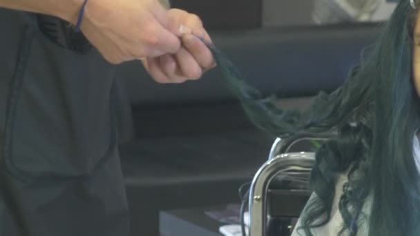 Close-up, Cabeleireiro profissional. processo de pintar o cabelo de uma menina morena com um tónico tonificante para o cabelo. Cor azul. penteado, cachos . — Vídeo de Stock