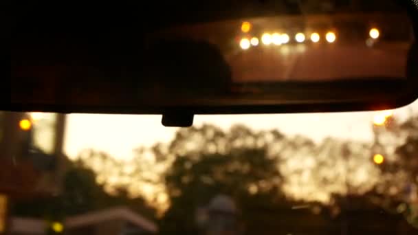 Mengemudi di malam hari. Pemandangan dari mobil di kaca spion samping saat berkendara melewati kota malam. Lampu kota kabur. 4k — Stok Video