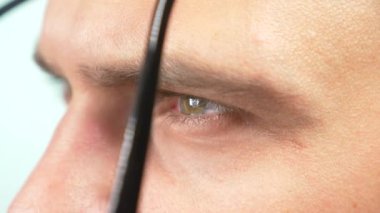 Gözlük yakışıklı adam portresi kapatın. göz hastalıkları kavramı. 4 k, yakın çekim, ağır çekim