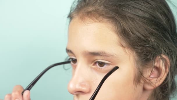 Красивая девушка в очках. Видение. концепция офтальмологии. 4k, крупный план, замедленная съемка — стоковое видео