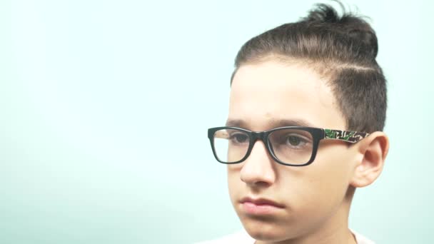 Krásný chlapec s brýlemi. Vize. koncept oftalmologie. 4 k, close-up, pomalý pohyb — Stock video