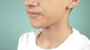 çocuğun bir boğaz var. yakın çekim, 4k, ağır çekim