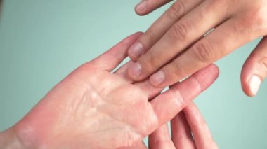 Yakın çekim. insan eli ve psişik ya da servet, teller avuç içi çizgileri açıklamak. El falı kavramı. 4k, yavaş hareket, arka planını renklendirin