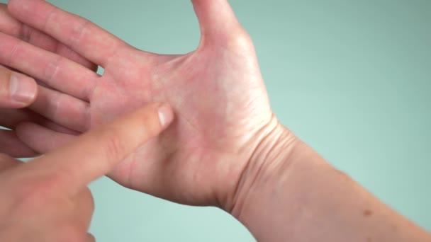 닫습니다. 인간의 손을 심 령 또는 재산, 텔러 손바닥에 라인을 설명 합니다. 고마운 개념입니다. 4 k, 슬로우 모션, 컬러 배경 — 비디오