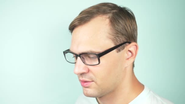 Primer retrato de un hombre guapo con gafas. concepto de oftalmología. 4k, primer plano, cámara lenta — Vídeos de Stock