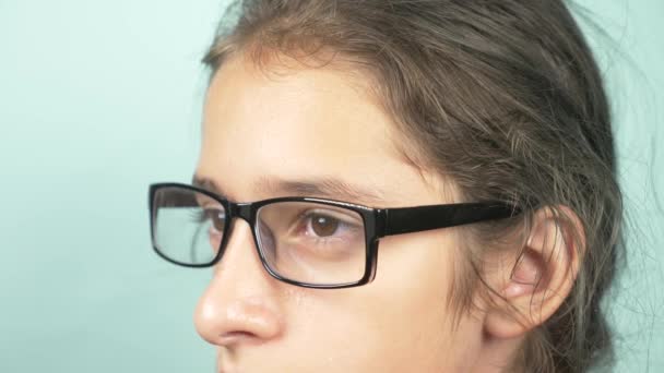 戴眼镜的漂亮女孩。视觉。眼科的概念。4k、特写、慢动作 — 图库视频影像