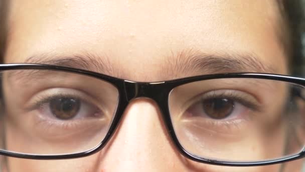 Belle fille avec des lunettes. Vision. concept d'ophtalmologie. 4k, gros plan, ralenti — Video