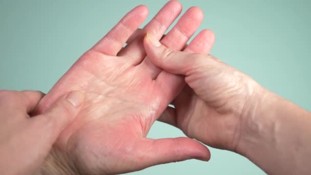 Close-up. menselijke hand en psychische of fortune, teller regels worden uitgelegd op palm. Handlijnkunde concept. 4k, slow-motion, kleur achtergrond — Stockvideo