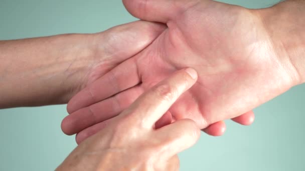 Close-up. menselijke hand en psychische of fortune, teller regels worden uitgelegd op palm. Handlijnkunde concept. 4k, slow-motion, kleur achtergrond — Stockvideo