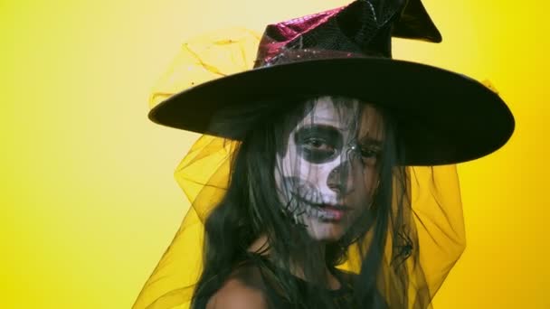 Halloween Chica Con Esqueleto Maquillaje Media Cara Vestida Bruja Posando — Vídeo de stock