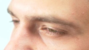 Gözlük yakışıklı adam portresi kapatın. göz hastalıkları kavramı. 4 k, yakın çekim, ağır çekim