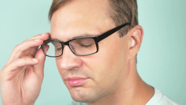 Feche o retrato do homem bonito de óculos. conceito de oftalmologia. 4k, close-up, câmera lenta — Vídeo de Stock