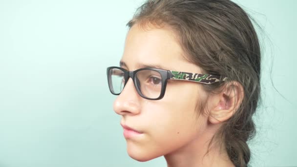 Красивая девушка в очках. Видение. концепция офтальмологии. 4k, крупный план, замедленная съемка — стоковое видео