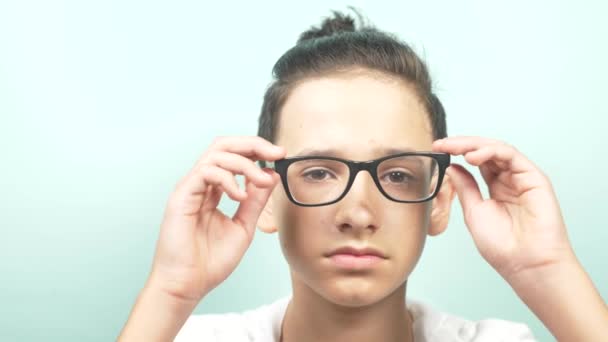 Krásný chlapec s brýlemi. Vize. koncept oftalmologie. 4 k, close-up, pomalý pohyb — Stock video