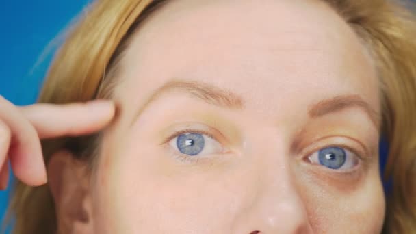 Super primer plano, mujer pinta lápiz de cejas para las cejas. 4k, cámara lenta. mujer haciendo su maquillaje — Vídeos de Stock