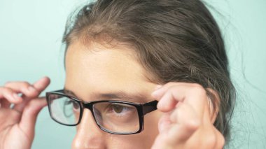 Gözlük ile güzel kız. Vizyon. göz hastalıkları kavramı.