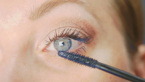 Young woman doing makeup at home herself. housewife mascara eyelash dye . — Stock Photo, Image