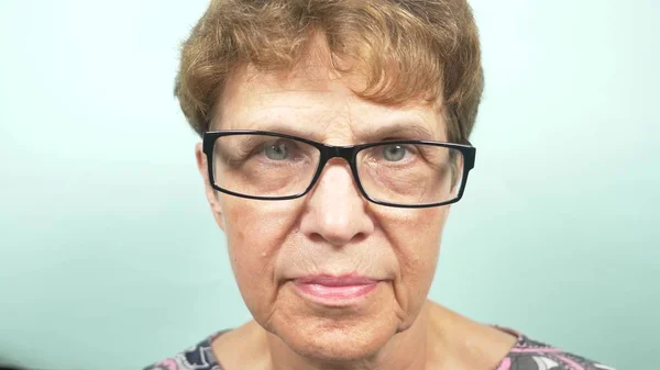 Красивая пожилая женщина в очках. Видение. концепция офтальмологии — стоковое фото